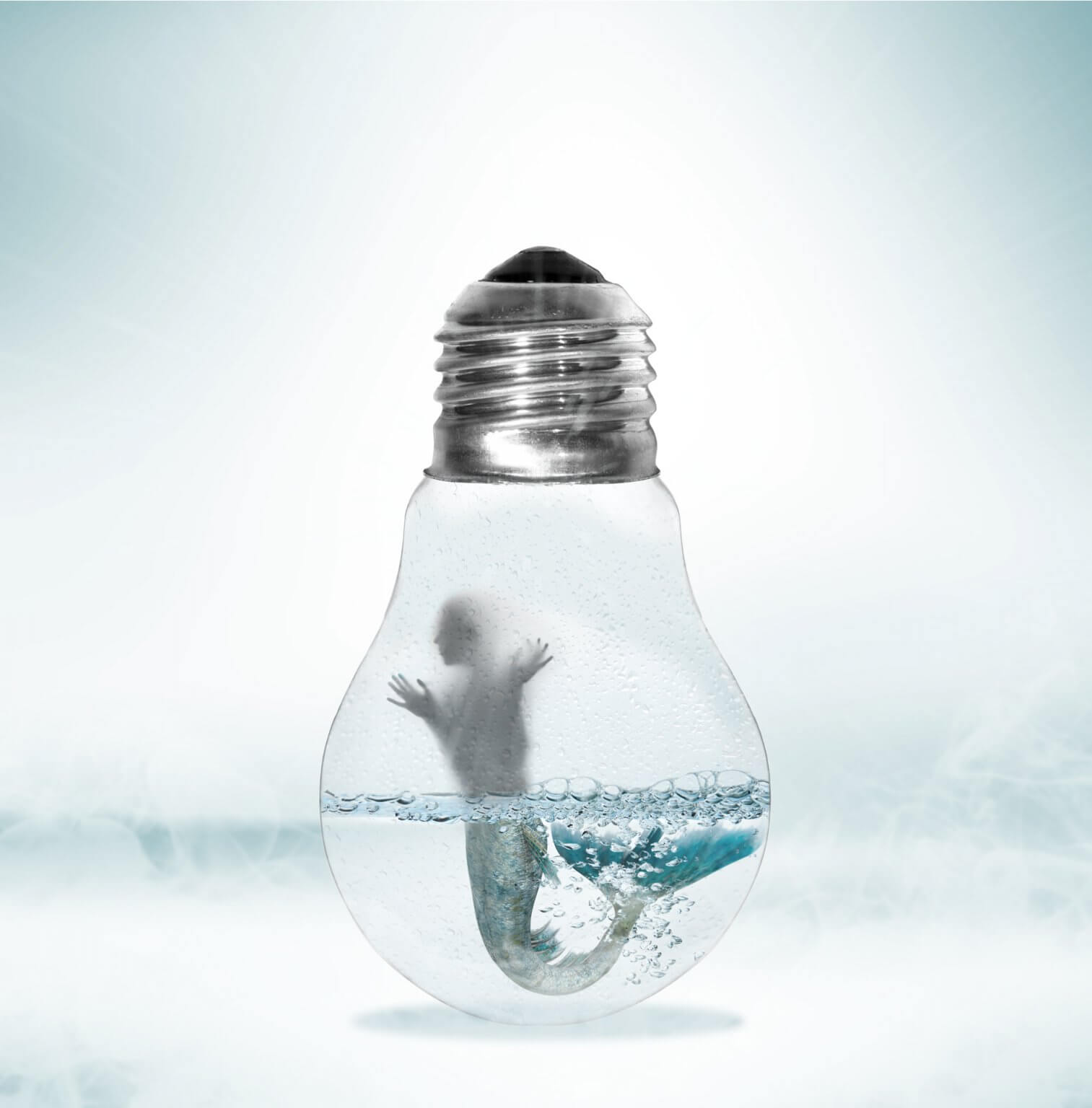 Kreative Bildbearbeitung Composing Artwork zeigt eine Meerjungfrau in einer Glühbirne gefangen.