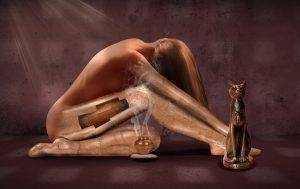 Surreale Fotokunst von Armin Mumper: Frau in Metamorphose aus Metallplatten mit Katze und Rauchgefäß.
