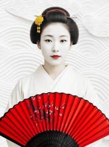 Porträt einer Geisha in Weiß mit rotem Fächer vor stilisiertem Hintergrund. Elegante Menschen-Kunst – Armin Mumper.